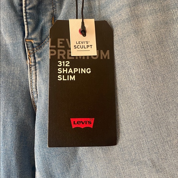 Levi's Women’s 312 Shaping Slim Light Blue Jeans Sz 31/32.  NWT - Picture 2 of 10